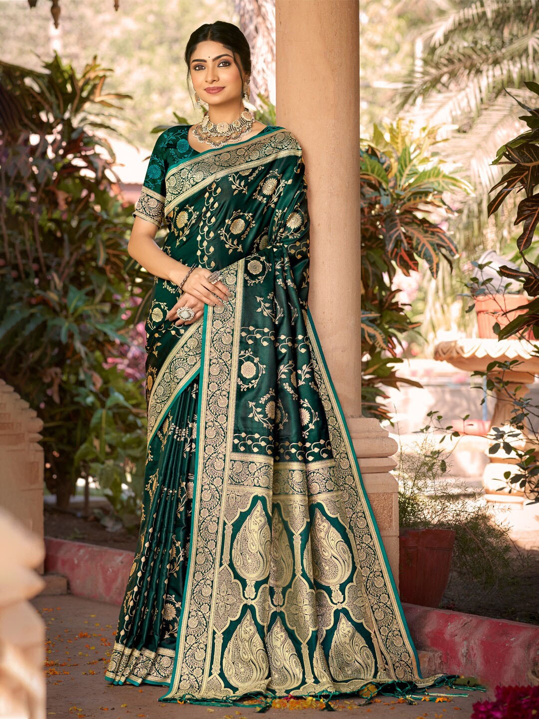 

SANGAM PRINTS Floral Woven Design Zari Satin Saree, Green
