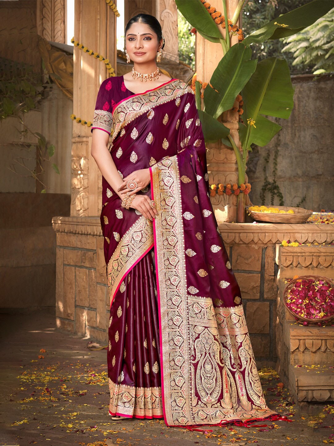 

SANGAM PRINTS Floral Woven Design Zari Saree, Purple