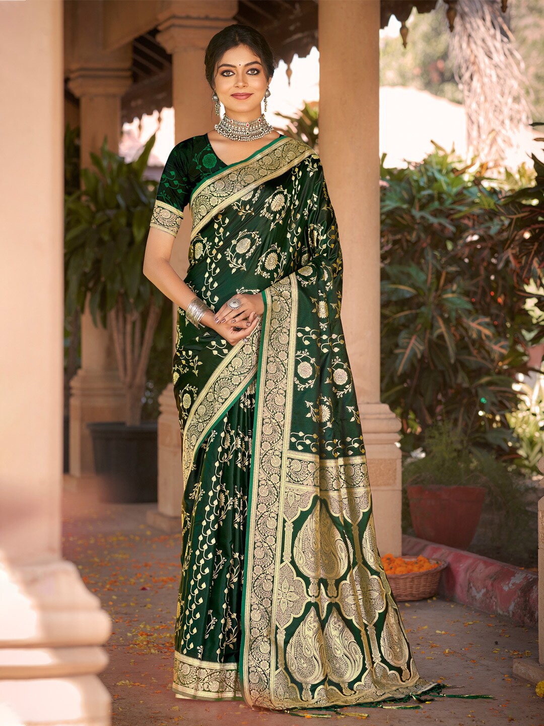 

SANGAM PRINTS Floral Woven Design Zari Satin Saree, Green