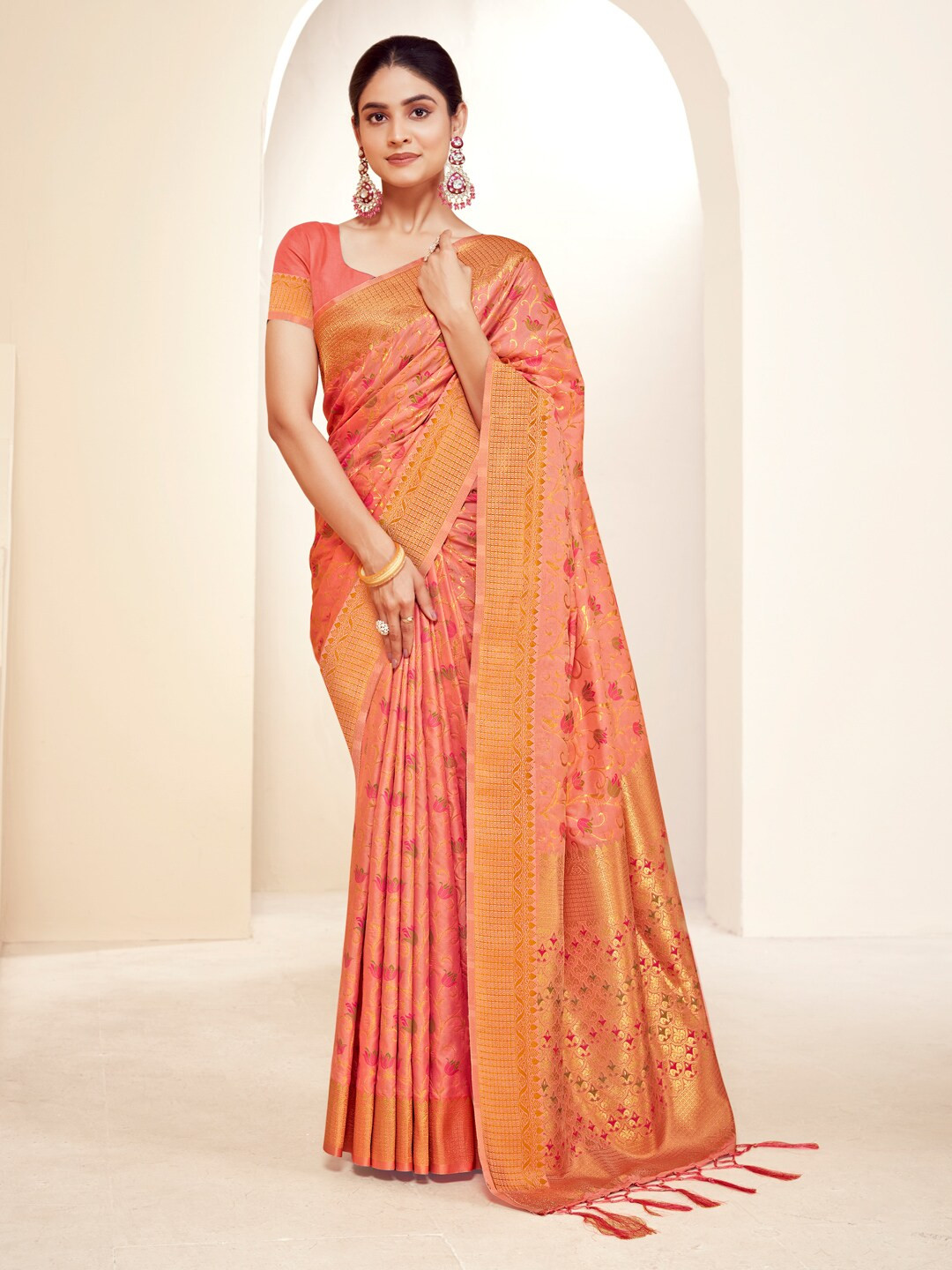 

SANGAM PRINTS Floral Woven Design Zari Saree, Peach