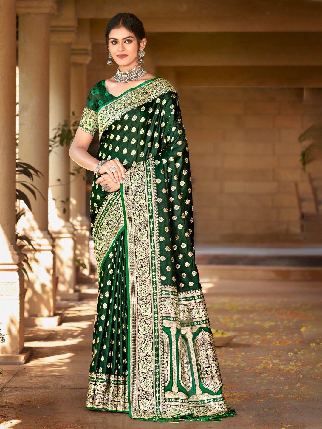 

SANGAM PRINTS Floral Zari Satin Saree, Green