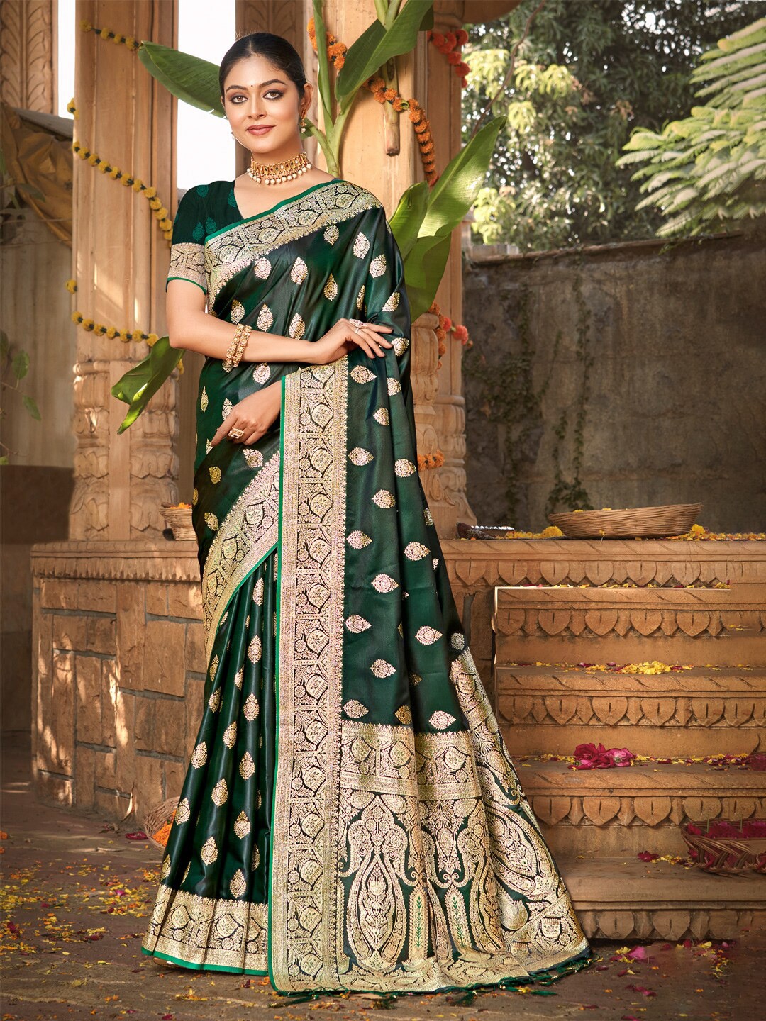 

SANGAM PRINTS Floral Woven Design Zari Saree, Green