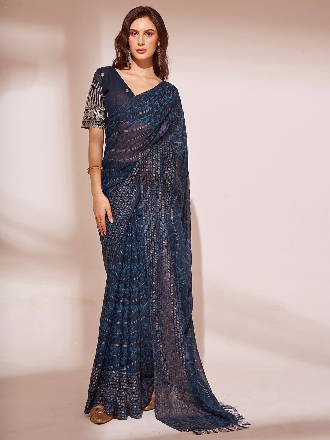 

Ishin Abstract Printed Beads and Stones Saree, Navy blue