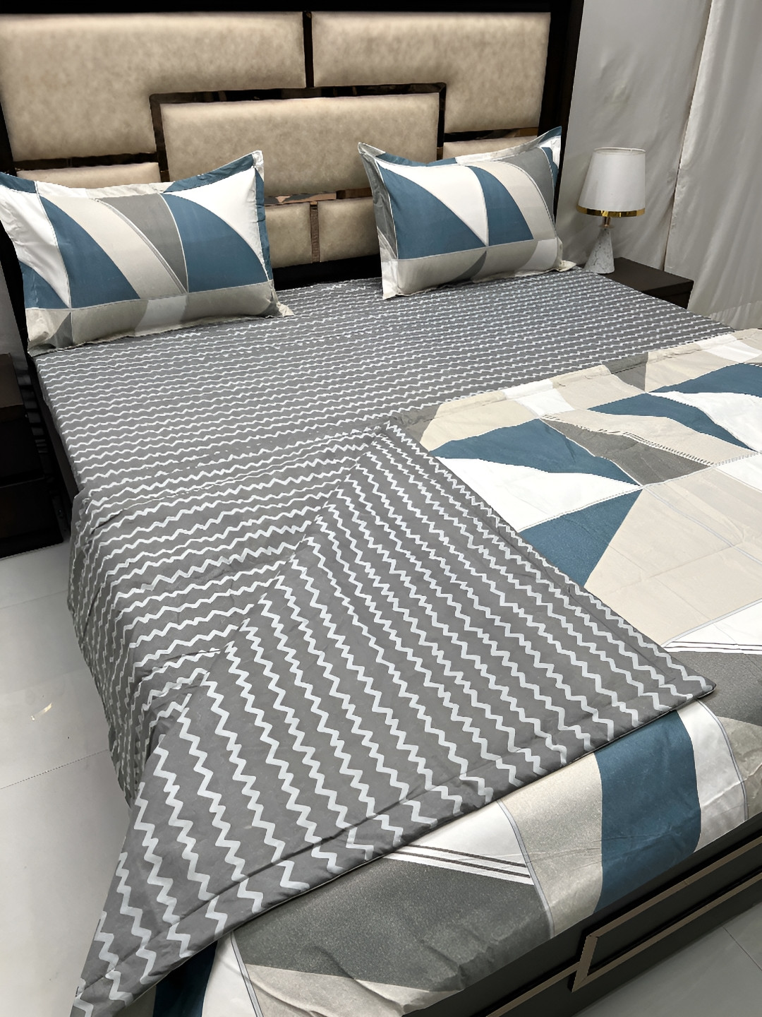

Pure Decor Teal & White Geometric Printed Cotton 4 Piece Double King Superfine Bedding Set