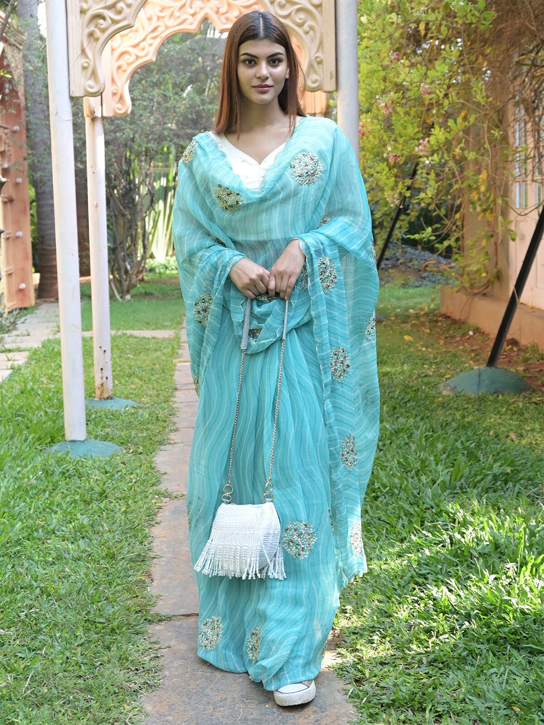 

ODETTE Floral Embroidered Saree, Blue