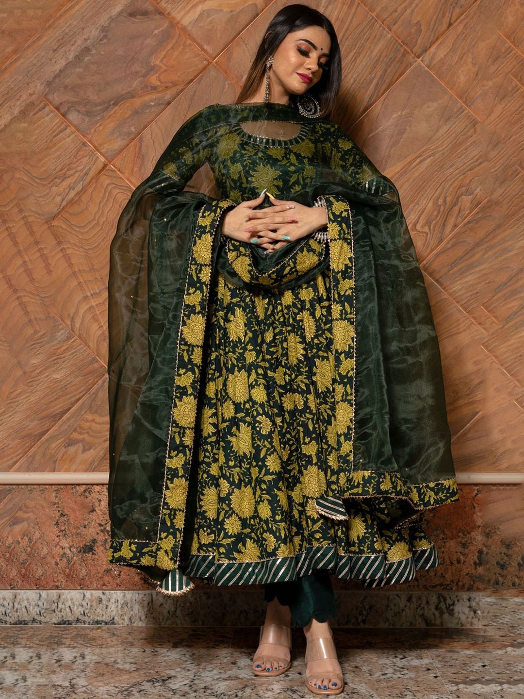 

NAINVISH Floral Printed Kurta & Trousers With Dupatta, Green