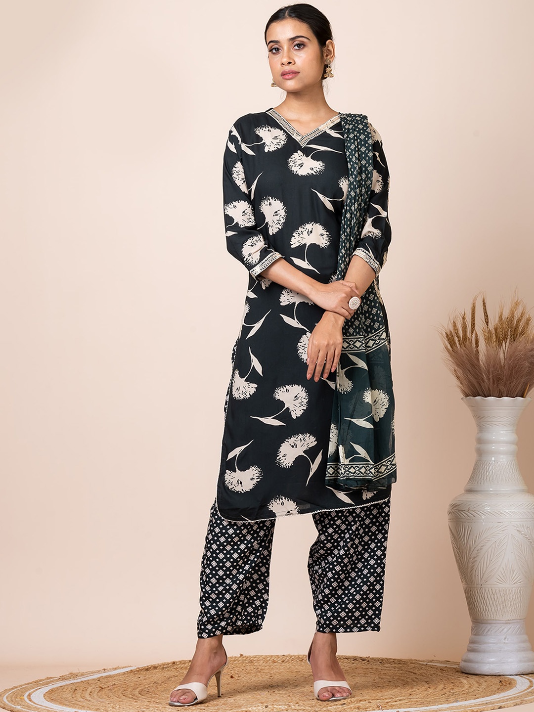 

SARSO V-Neck Floral Printed Regular Sequinned Pure Cotton Kurta Set, Black
