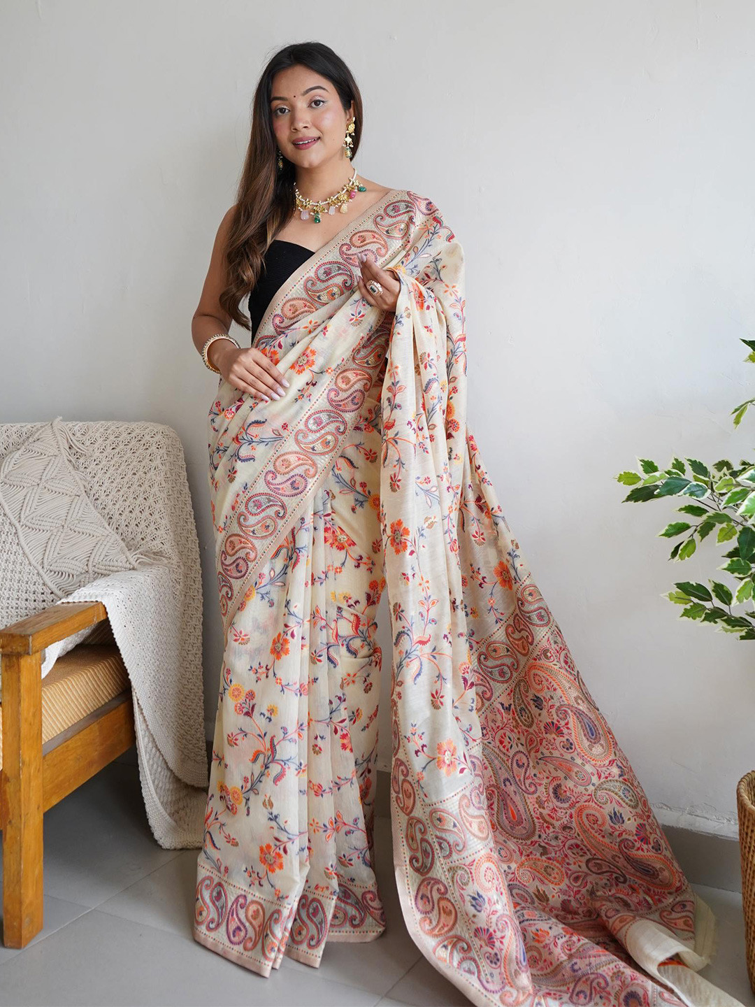 

Reeta Fashion Woven Design Pure Silk Banarasi Saree, Cream