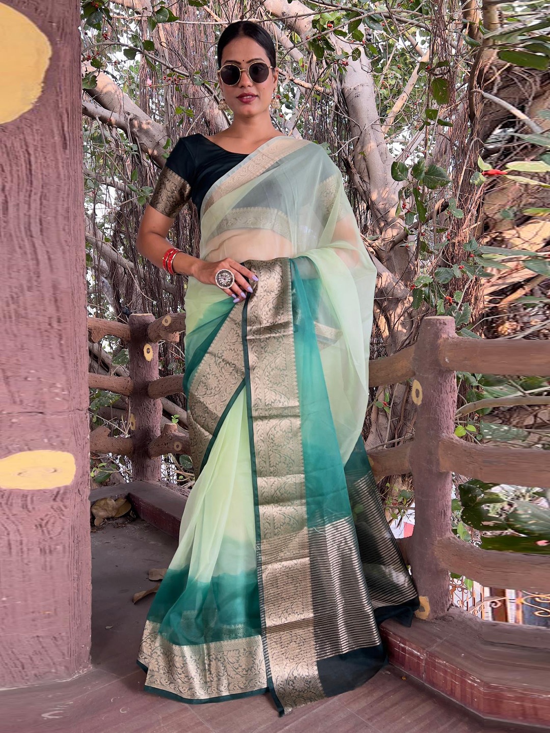 

Reeta Fashion Ombre Zari Organza Banarasi Saree, Green