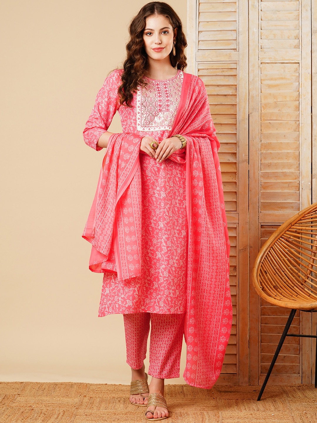 

FASHOR Floral Printed Sequinned Kurta With Trousers & Dupatta, Pink