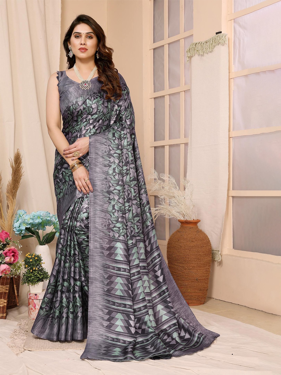 

Reeta Fashion Floral Printed Saree, Grey