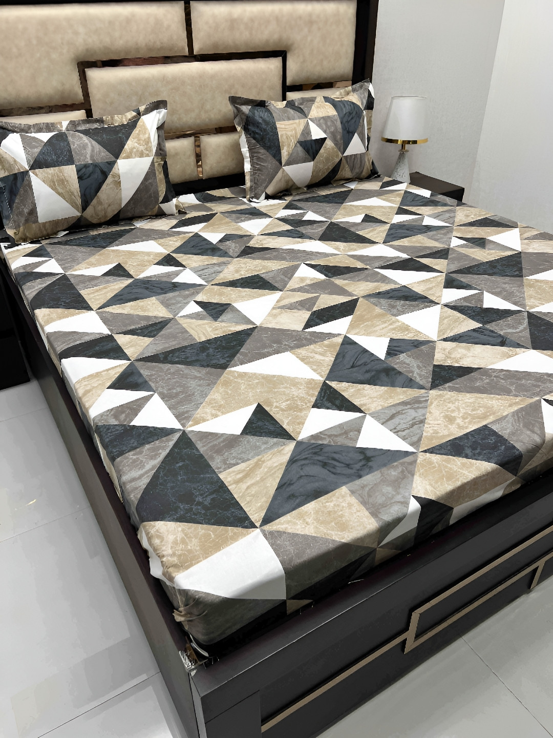 

Pure Decor White & Black Geometric Cotton 400 TC King Bedsheet With 2 Pillow Covers