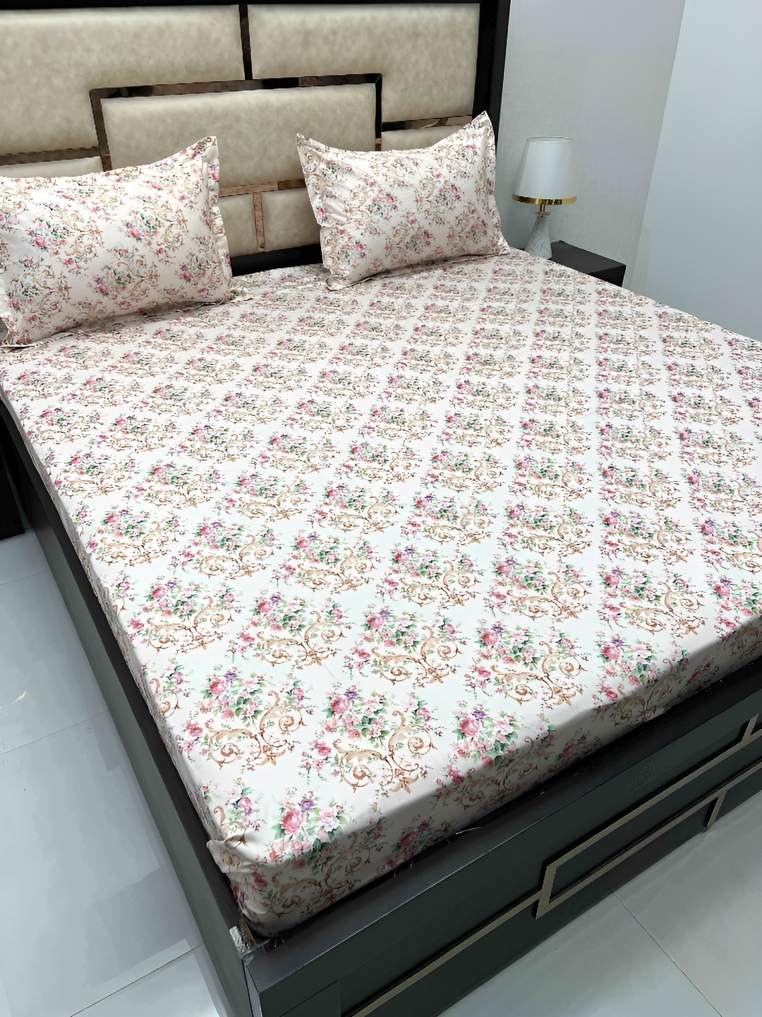 

Pure Decor White & Green Floral Cotton 600 TC King Bedsheet With 2 Pillow Covers