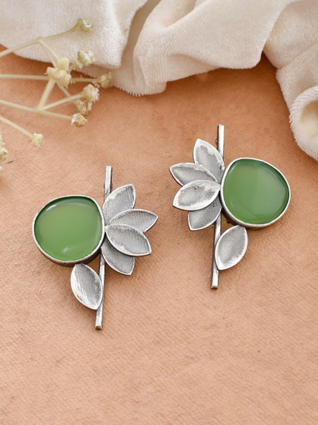 

DASTOOR Silver-Plated Floral Oxidised Studs Earrings