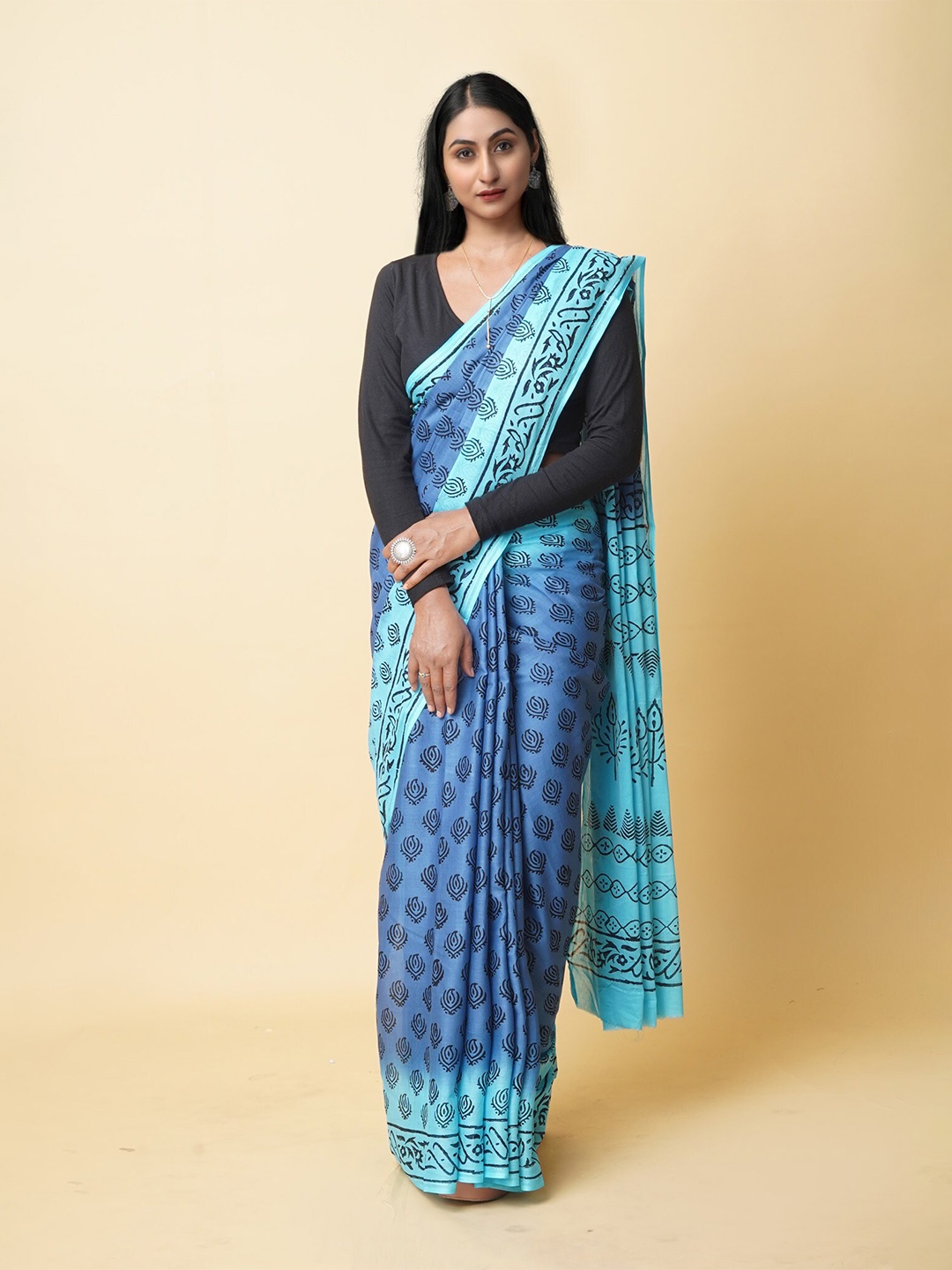 

Unnati Silks Abstract Handloom Pure Cotton Block Print Saree, Blue