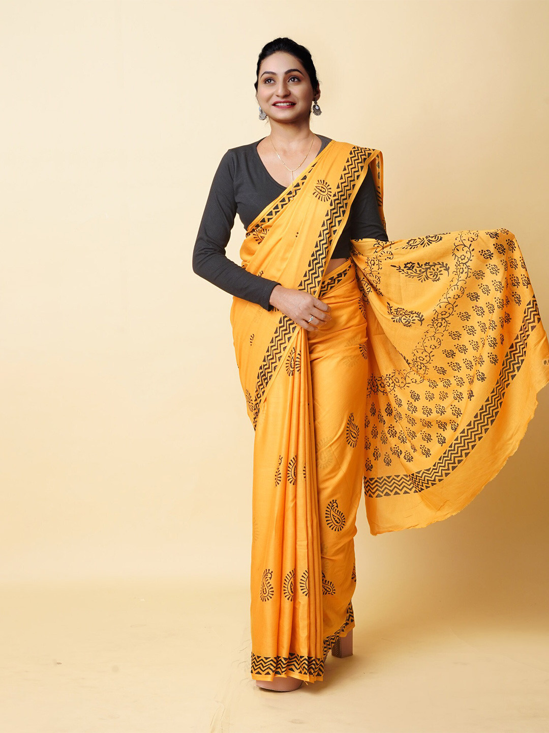 

Unnati Silks Abstract Pure Cotton Handloom Block Print Saree, Yellow