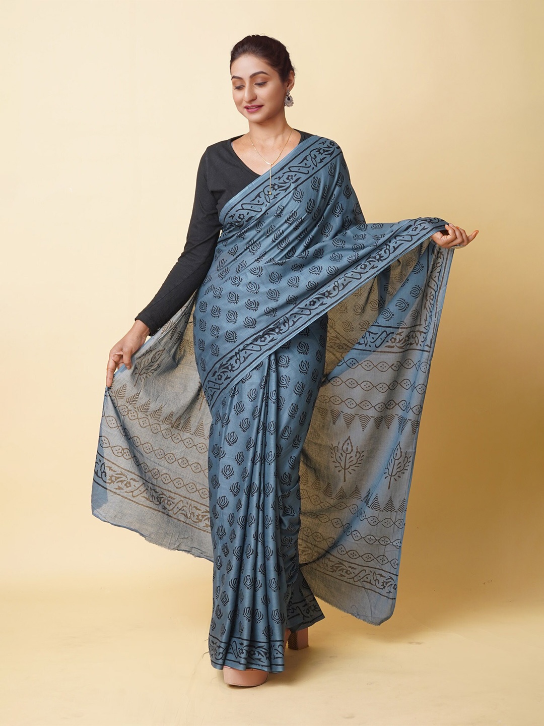 

Unnati Silks Ethnic Motifs Handloom Pure Cotton Block Print Saree, Grey