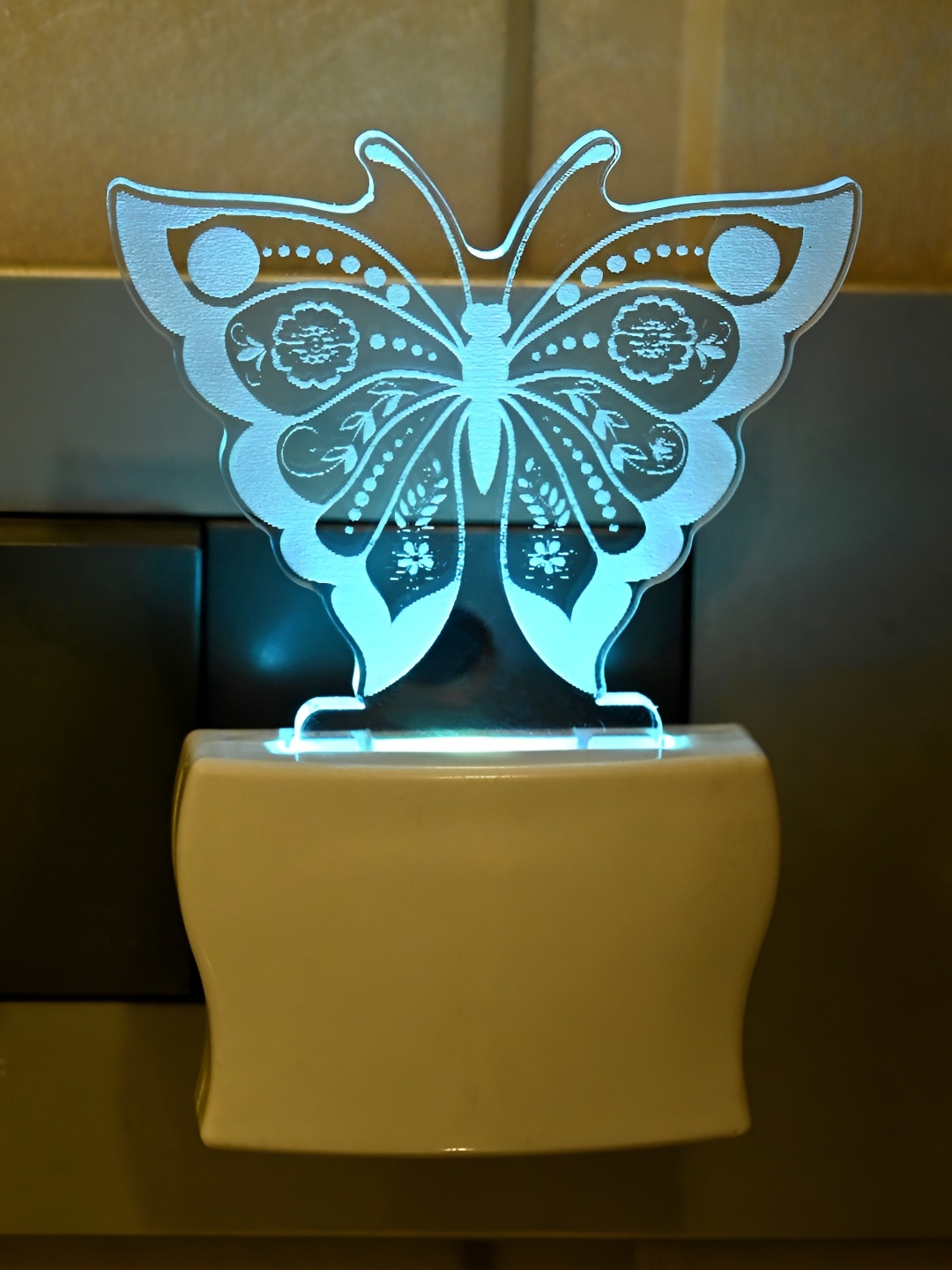 

1ST TIME White Textured Acrylic Traditional Abstract Shaped Shaped Wall Lamp