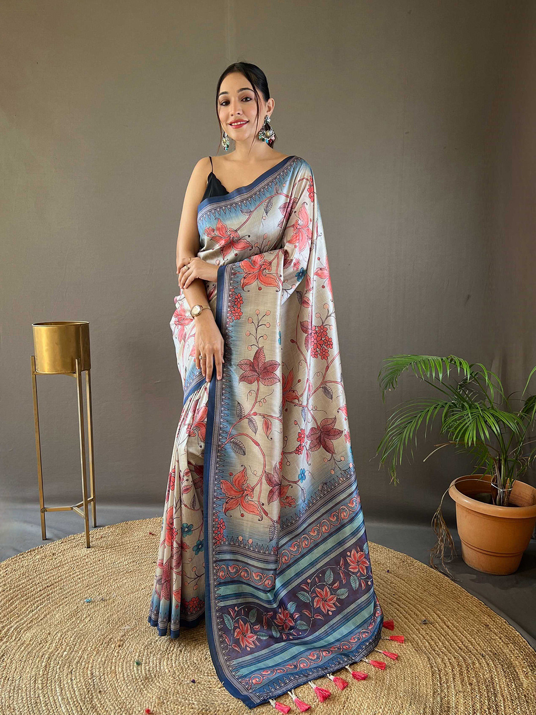 

Mitera Floral Printed Saree, Peach