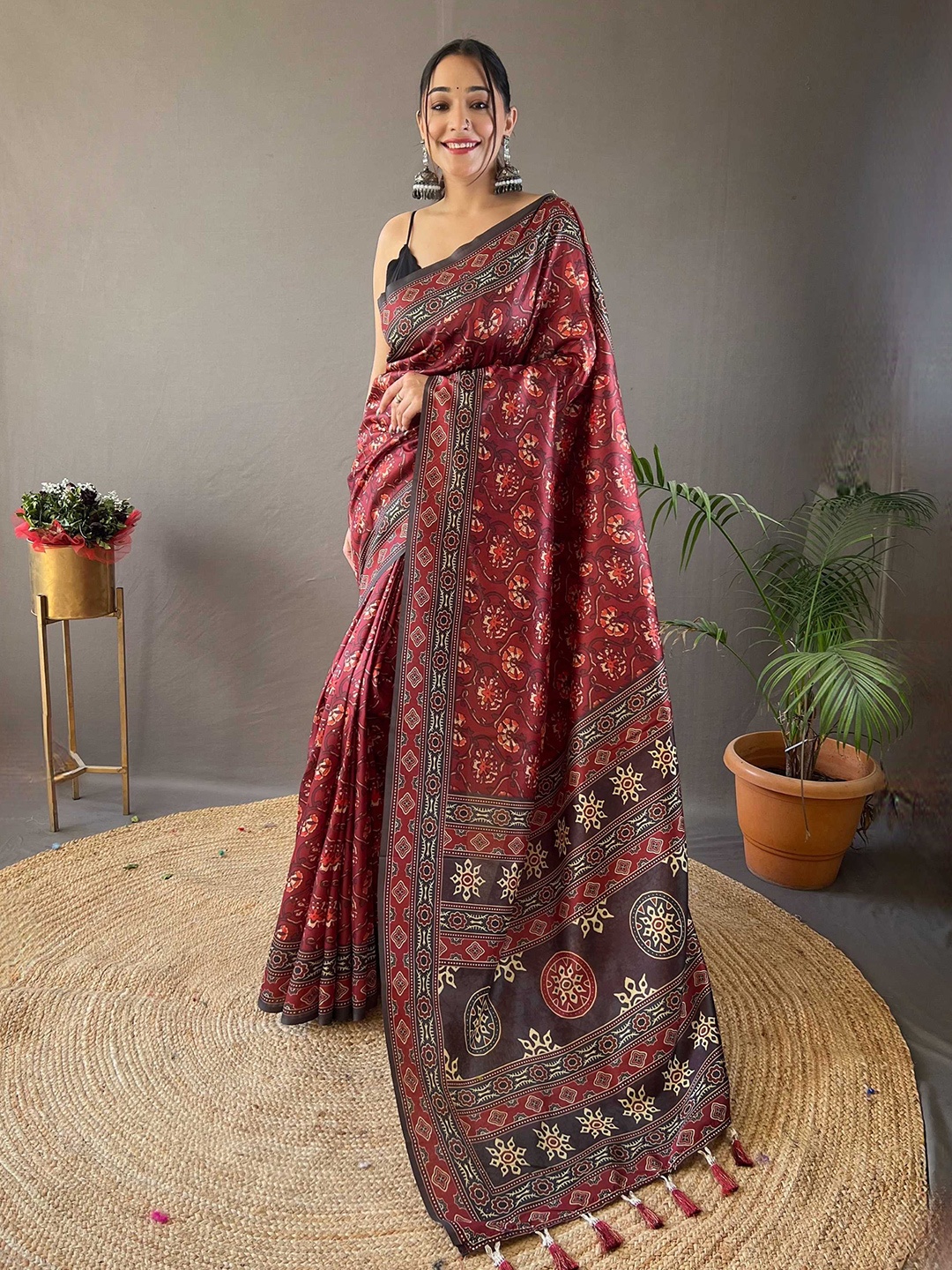 

Mitera Floral Silk Blend Saree, Red