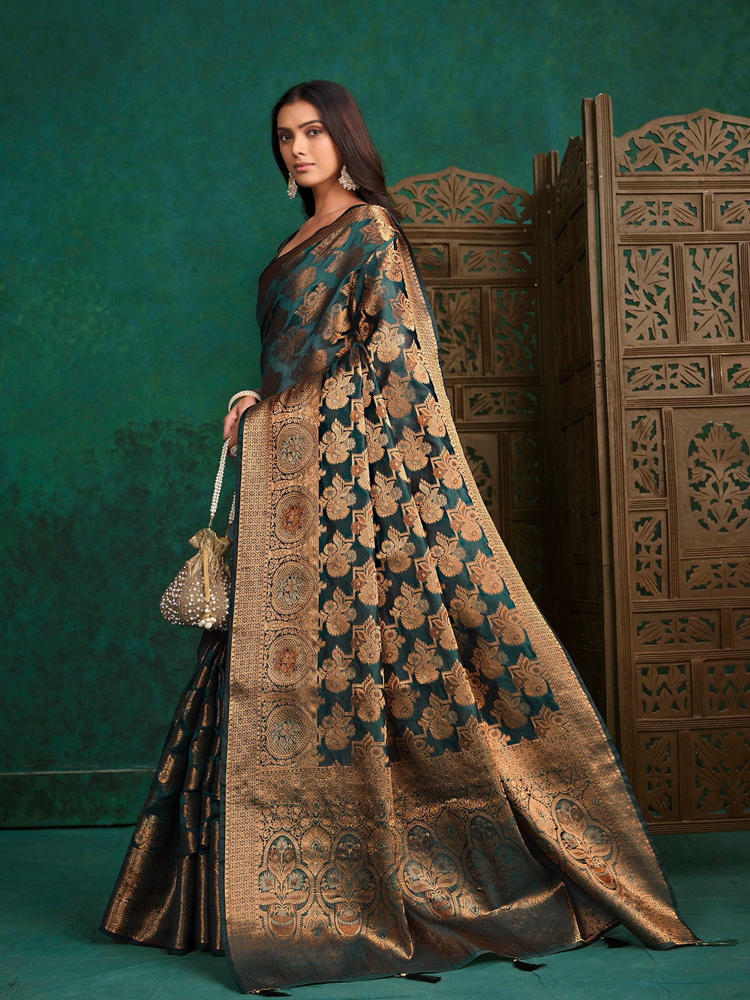 

Sangria Floral Woven Design Saree, Green