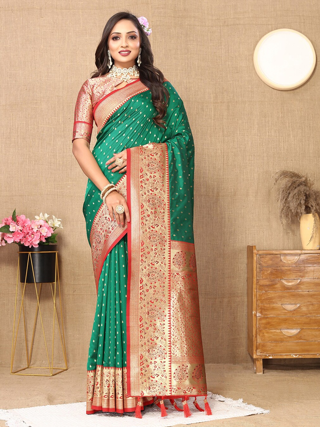 

Lookslady Ethnic Motifs Zari Pure Silk Banarasi Saree, Green