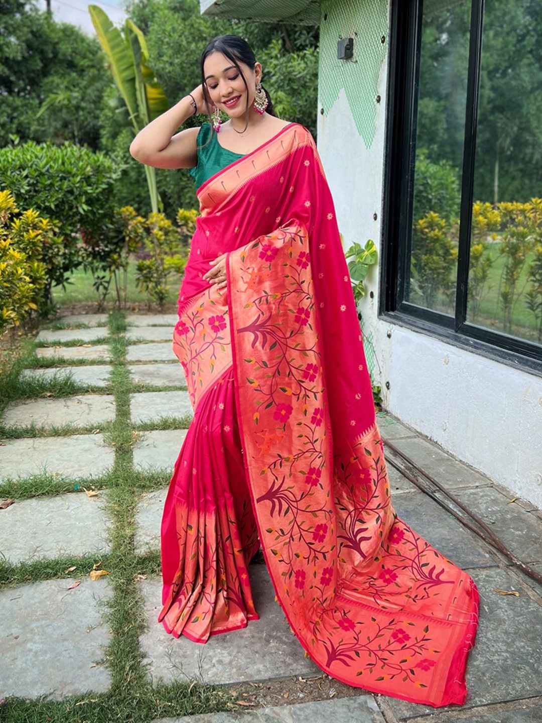 

SGF11 Ethnic Motifs Woven Design Zari Banarasi Saree, Pink