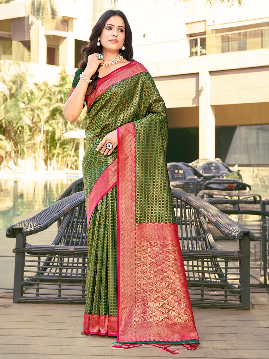 

Ishin Geometric Woven Design Zari Banarasi Saree, Green