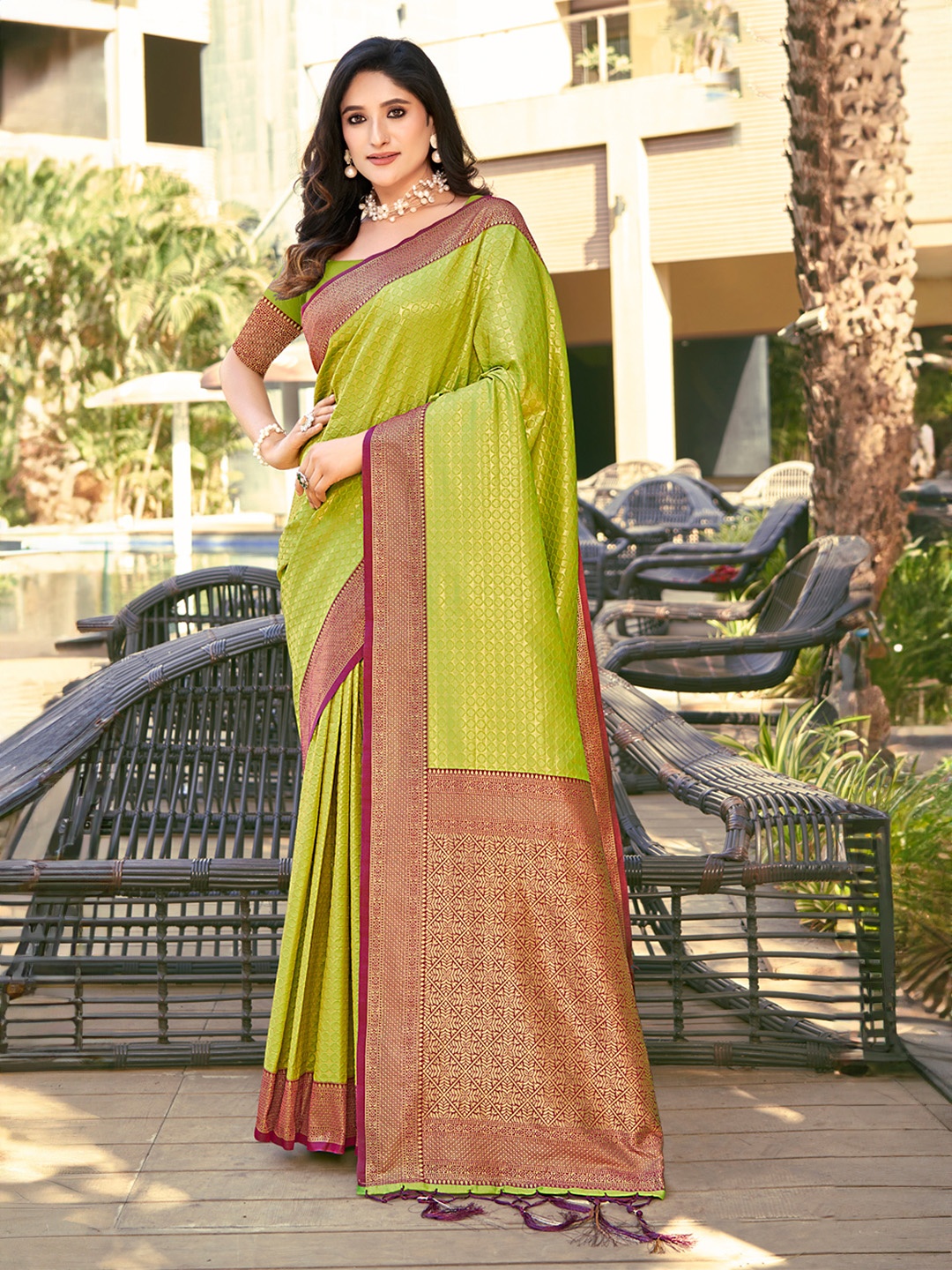 

Ishin Geometric Woven Design Zari Banarasi Saree, Green