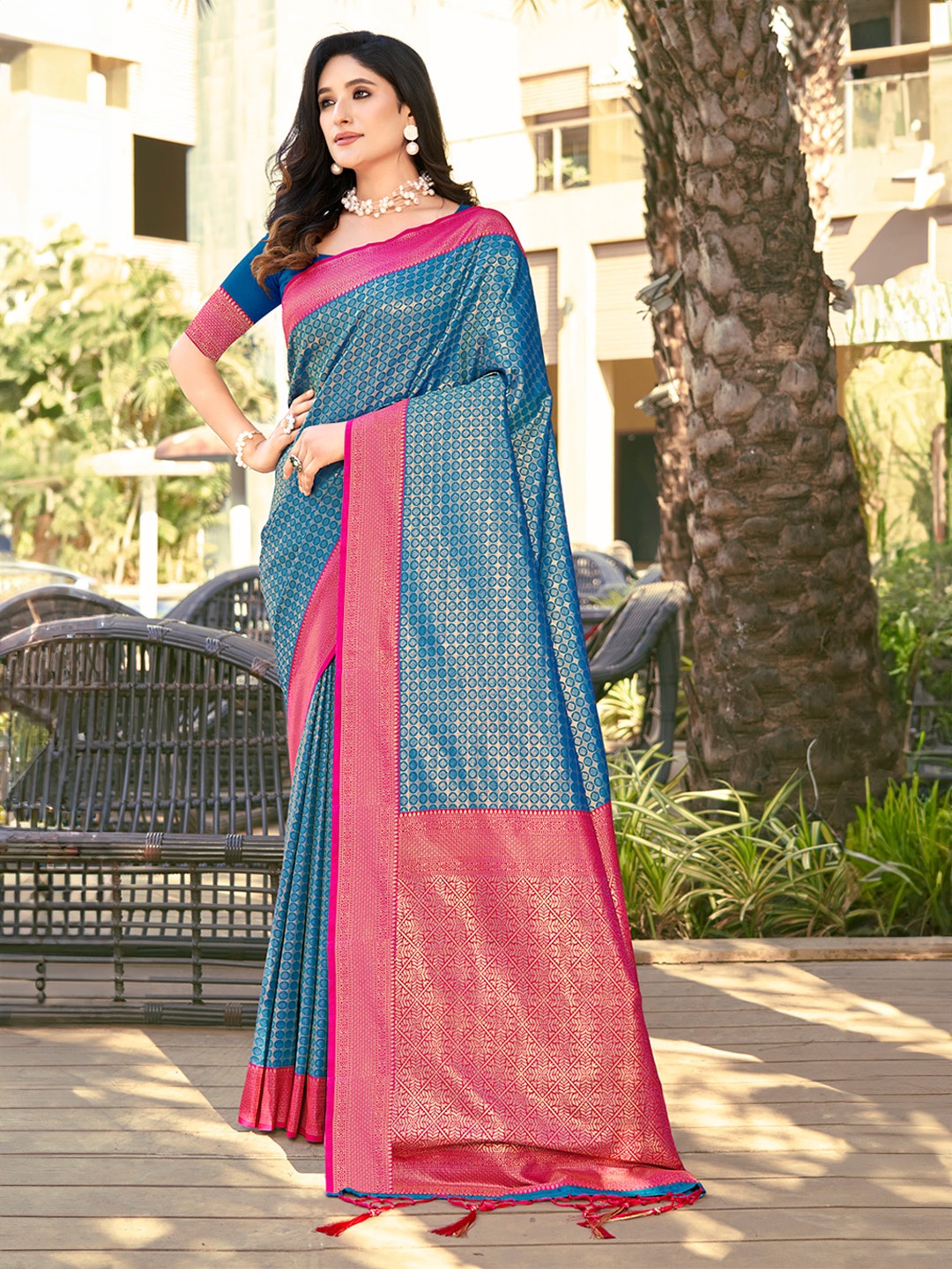 

Ishin Ethnic Motifs Woven Design Zari Banarasi Saree, Blue