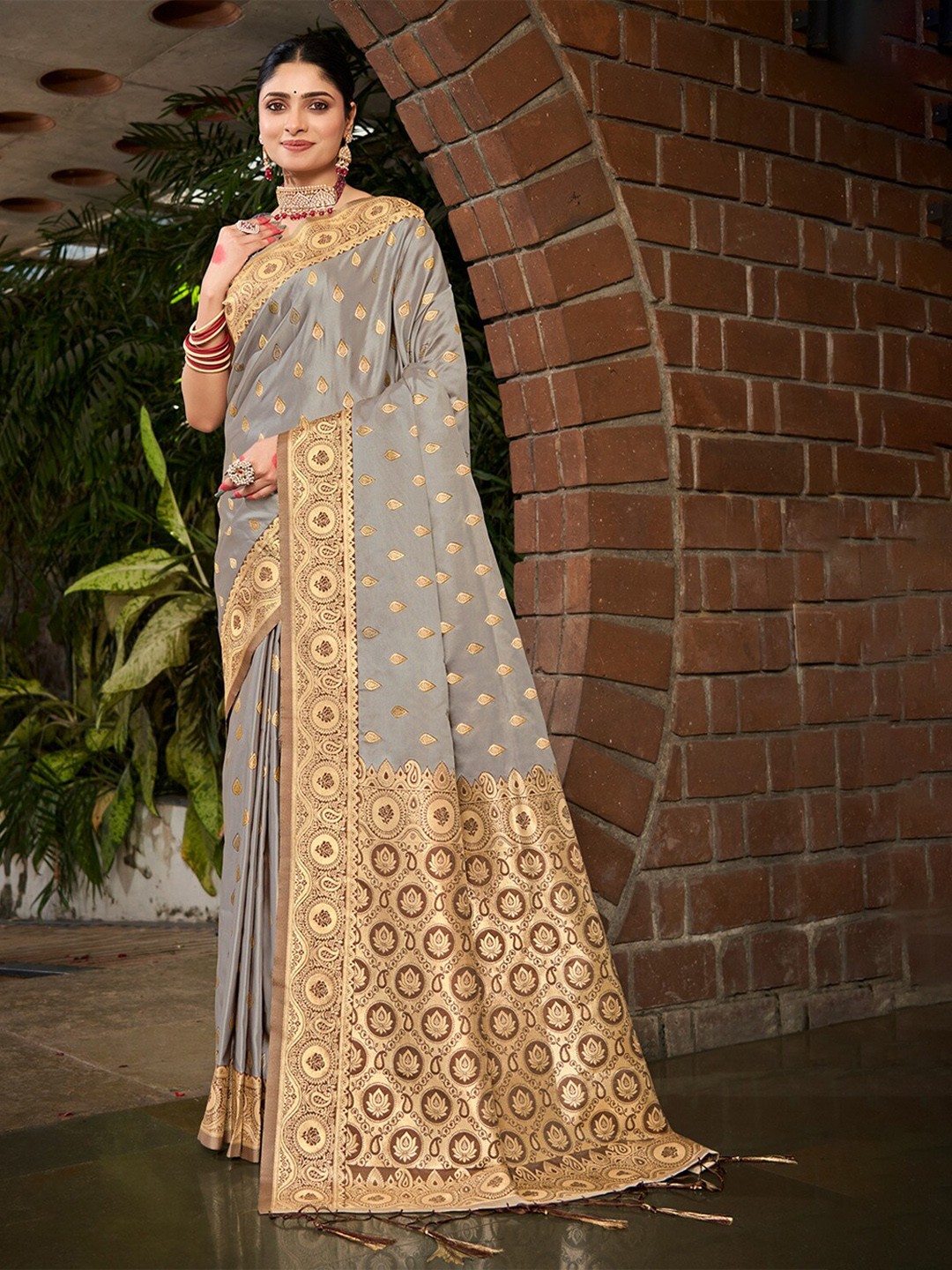 

Ishin Ethnic Motifs Woven Design Zari Satin Saree, Grey