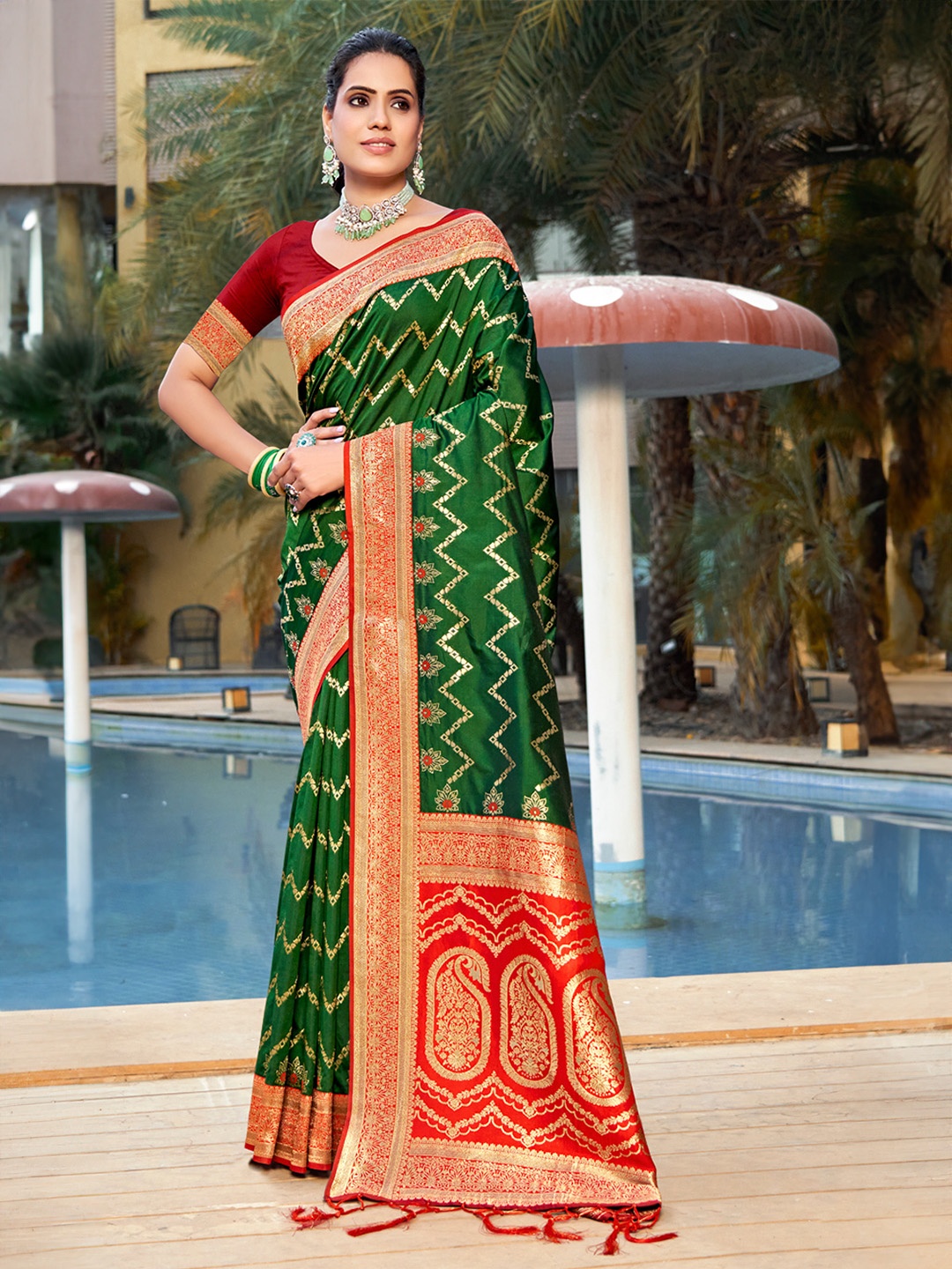 

Ishin Floral Woven Design Zari Banarasi Saree, Green