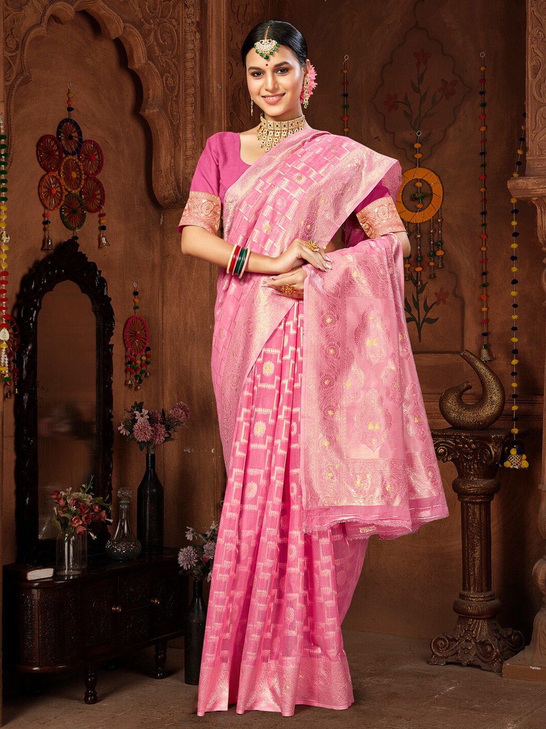 

Ishin Geometric Ethnic Woven Design Zari Saree, Pink