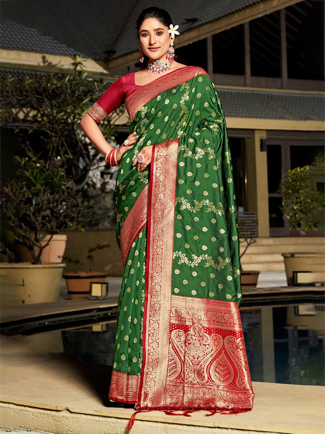 

Ishin Ethnic Motifs Woven Design Zari Banarasi Saree, Green