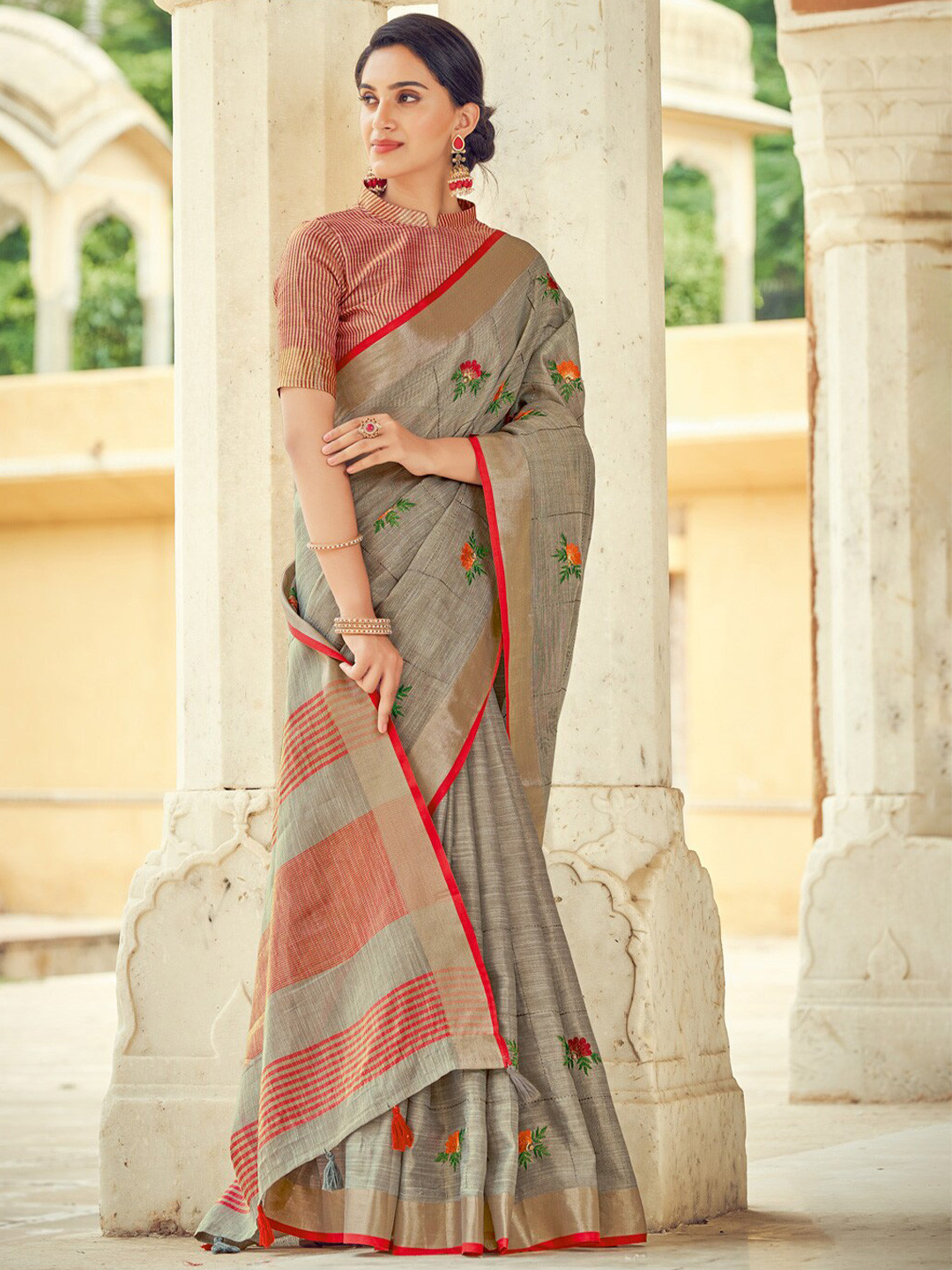 

Ishin Ethnic Motifs Embroidered Zari Saree, Grey
