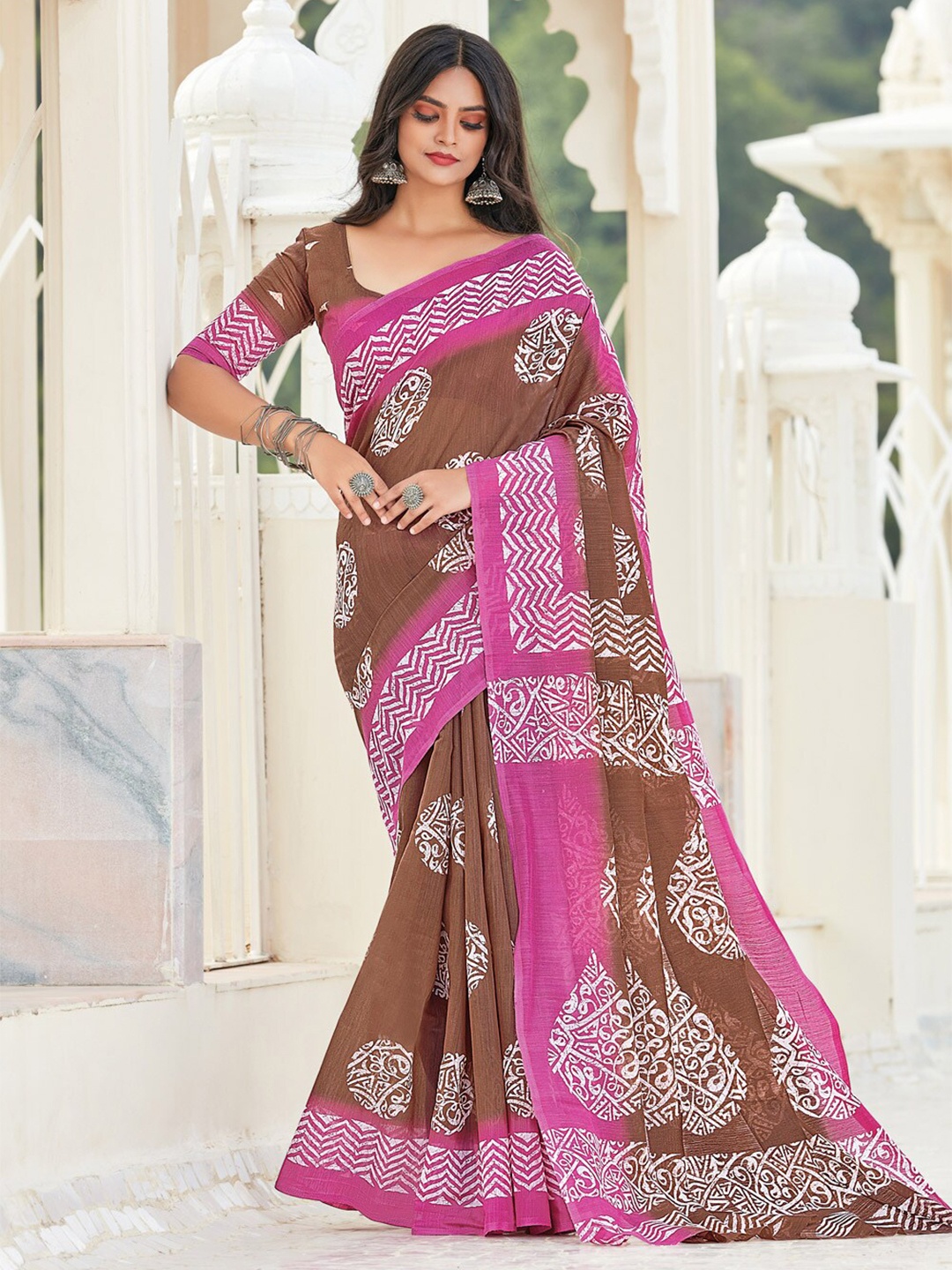 

Ishin Floral Printed Saree, Brown