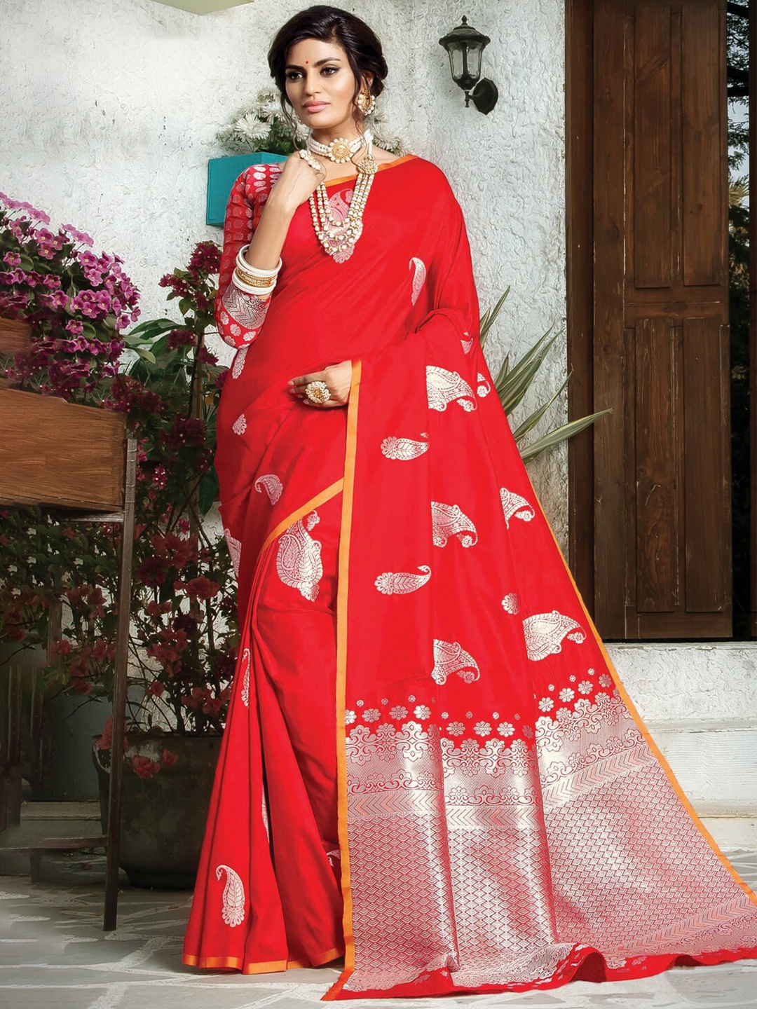 

Ishin Floral Woven Design Saree, Red