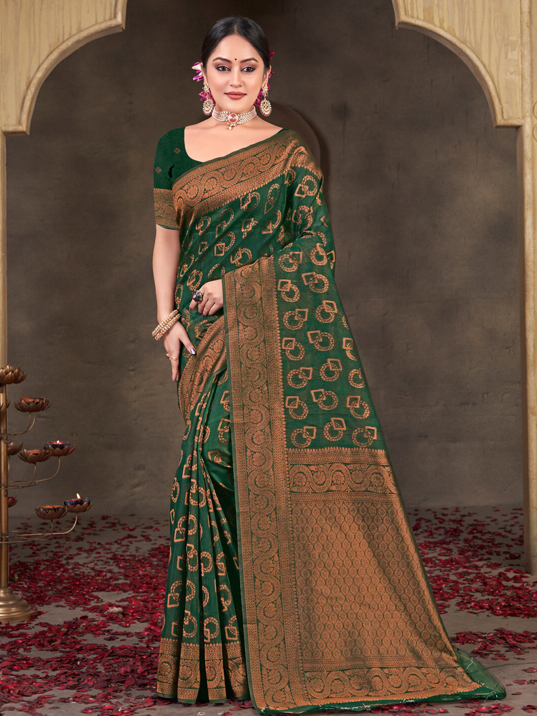 

Ishin Ethnic Motifs Woven Design Zari Saree, Green