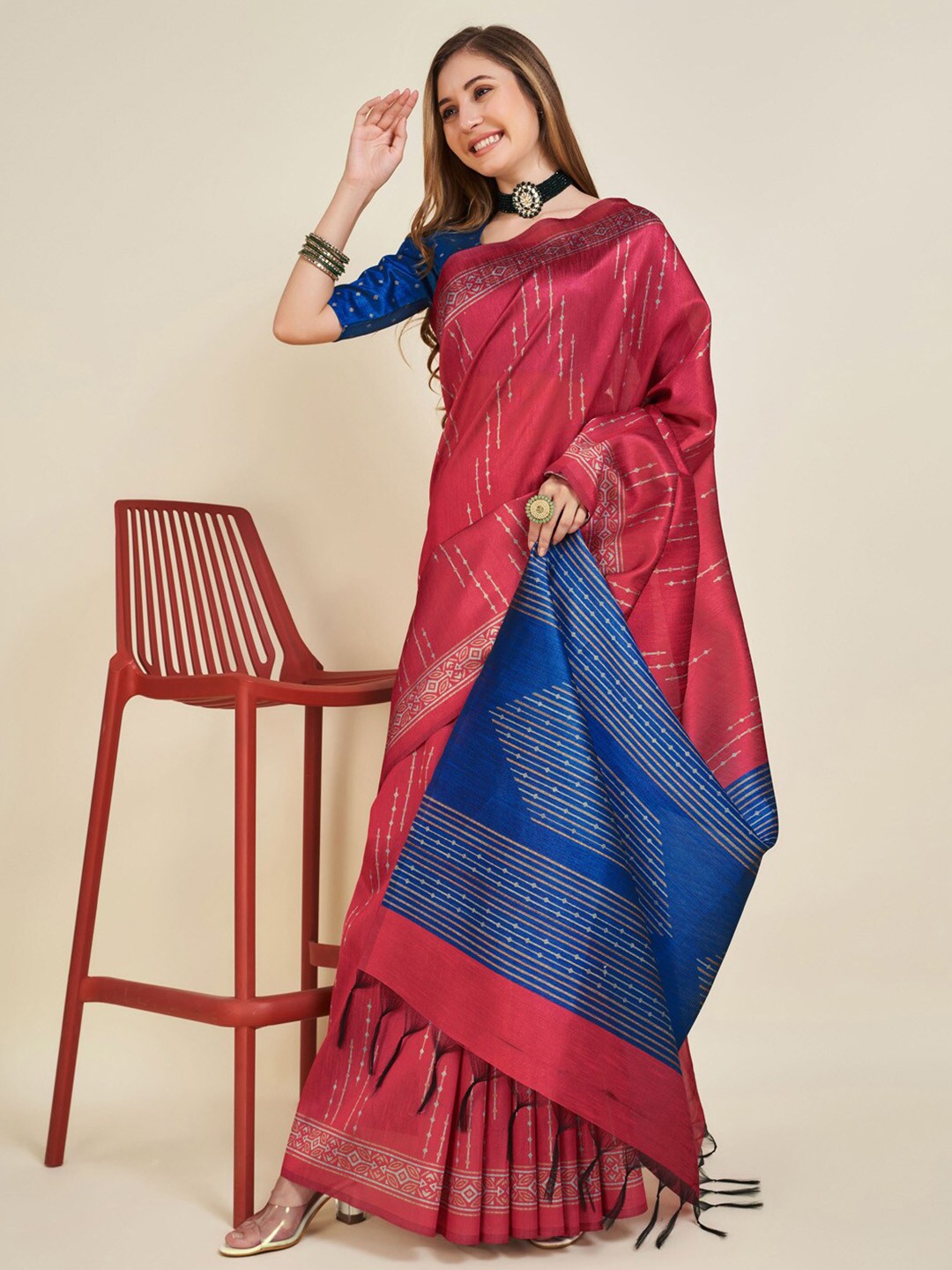 

Ishin Abstract Printed Saree, Red