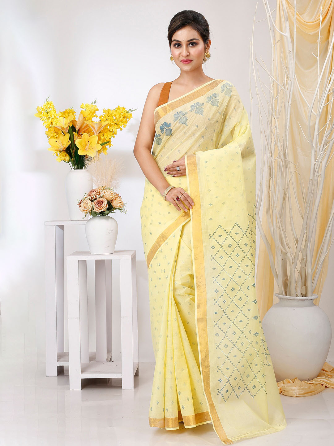 

DipDiya Ethnic Motifs Woven Design Pure Cotton Taant Saree, Yellow