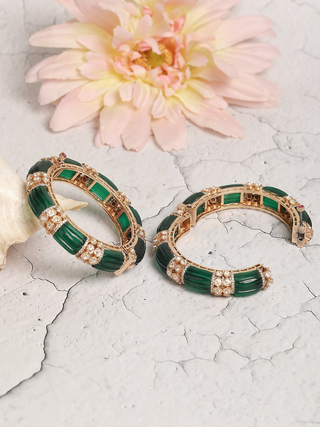 

AURAA TRENDS Set of 1 22KT Gold Plated Bangle