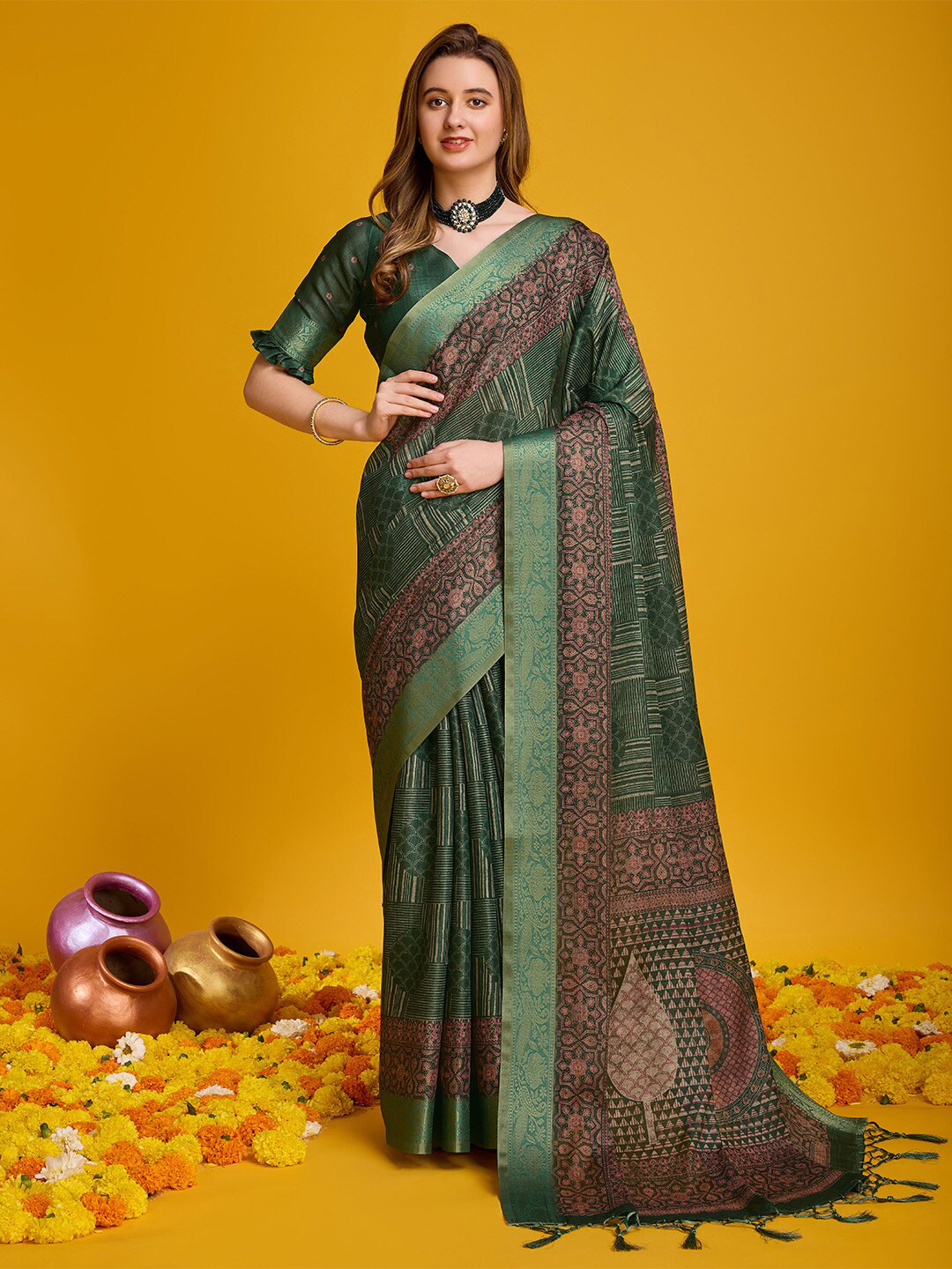 

Ishin Green Geometric Printed Zari Saree
