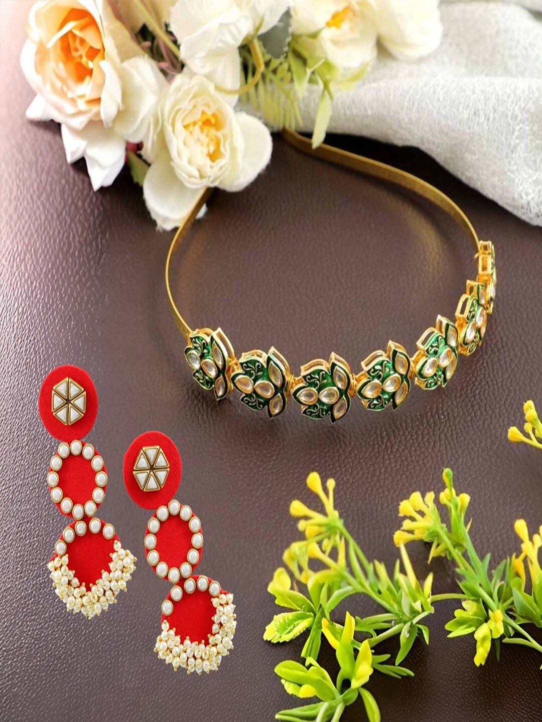 

UNIVERSITY TRENDZ Kundan-Studded & Beaded Lotus Mathapatti Hairband & Earrings Set, Gold