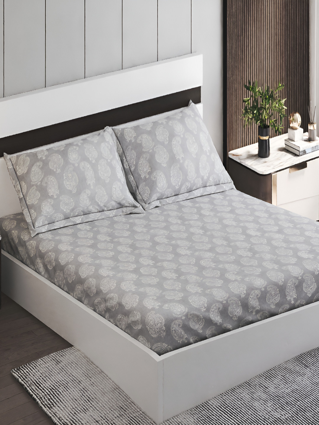 

Home Centre Grey & White Paisley 144 TC Cotton King Bedsheet & 2 Pillow Covers