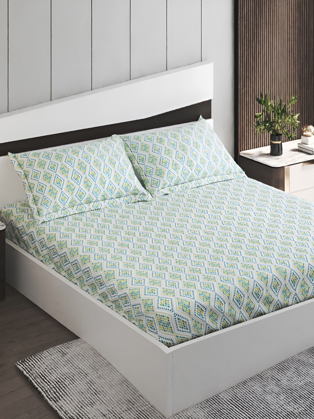 

Home Centre Green & White Ethnic Motifs 144 TC Cotton King Bedsheet with Pillow Covers