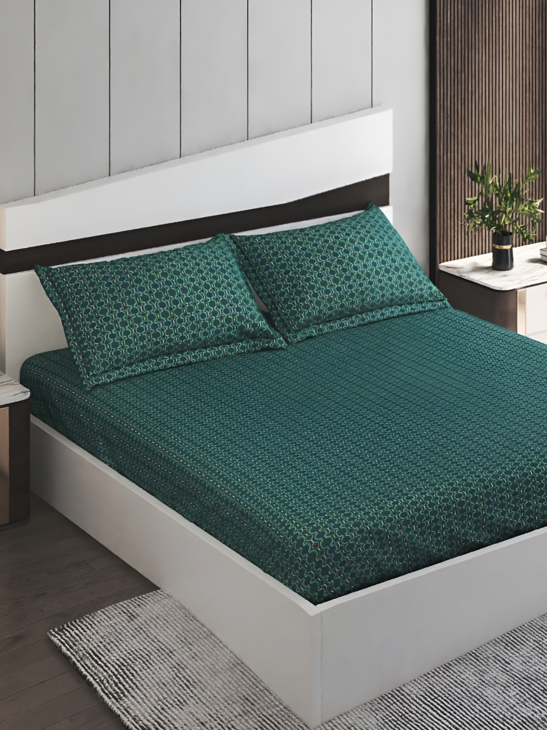 

Home Centre Teal & Pink Geometric 144 TC Cotton King Bedsheet with Pillow Covers
