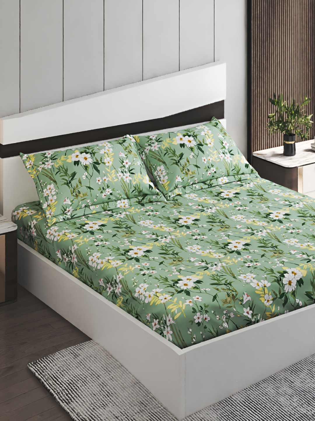 

Home Centre Green & White Floral 144 TC Cotton King Bedsheet with Pillow Covers