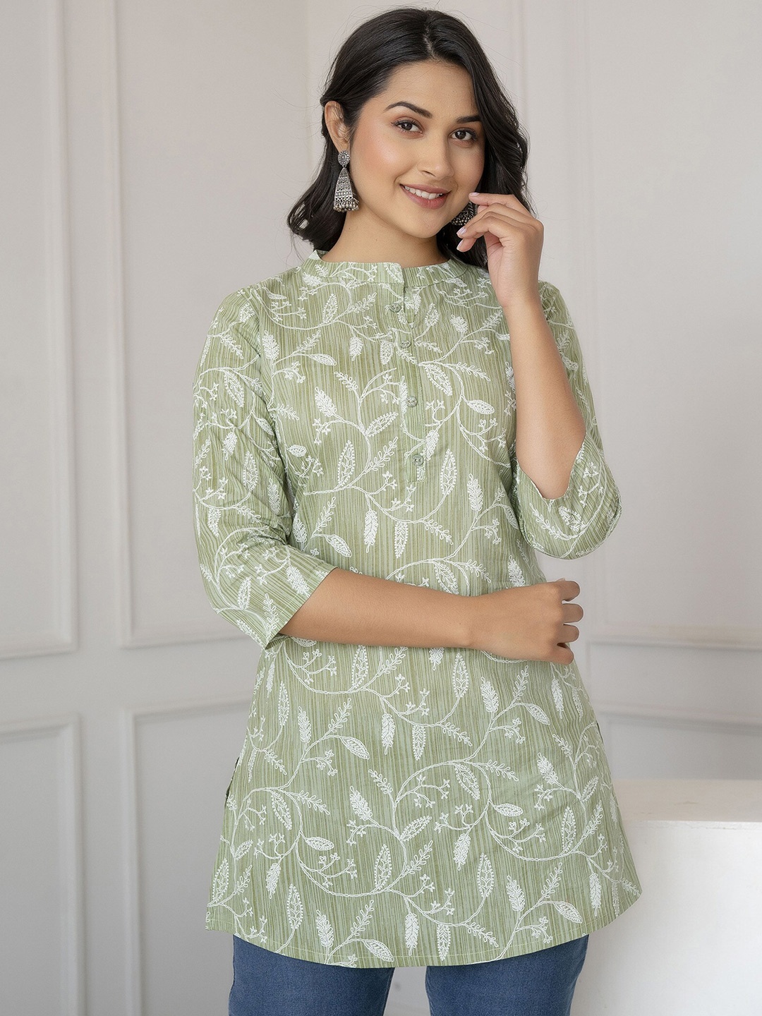

Nayo Green Ethnic Motifs Printed Mandarin Collar Pure Cotton Straight Short Kurti