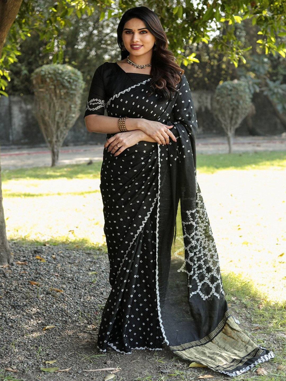 

SHIVAARYA Bandhani Printed Paithani Saree, Black