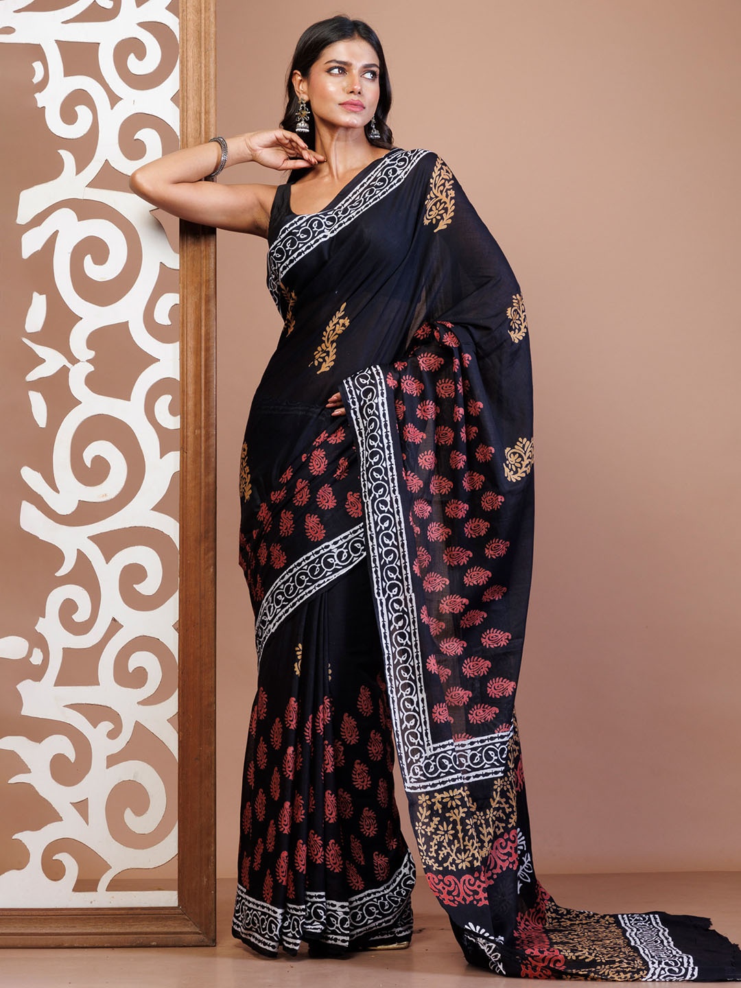 

Unnati Silks Ethnic Motifs Handloom Pure Cotton Block Print Saree, Black